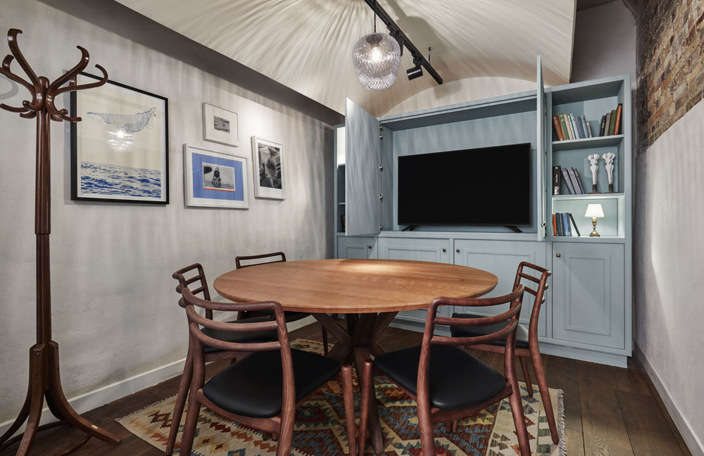 Small meeting room for four people in L'Appartement in The Hoxton, Paris