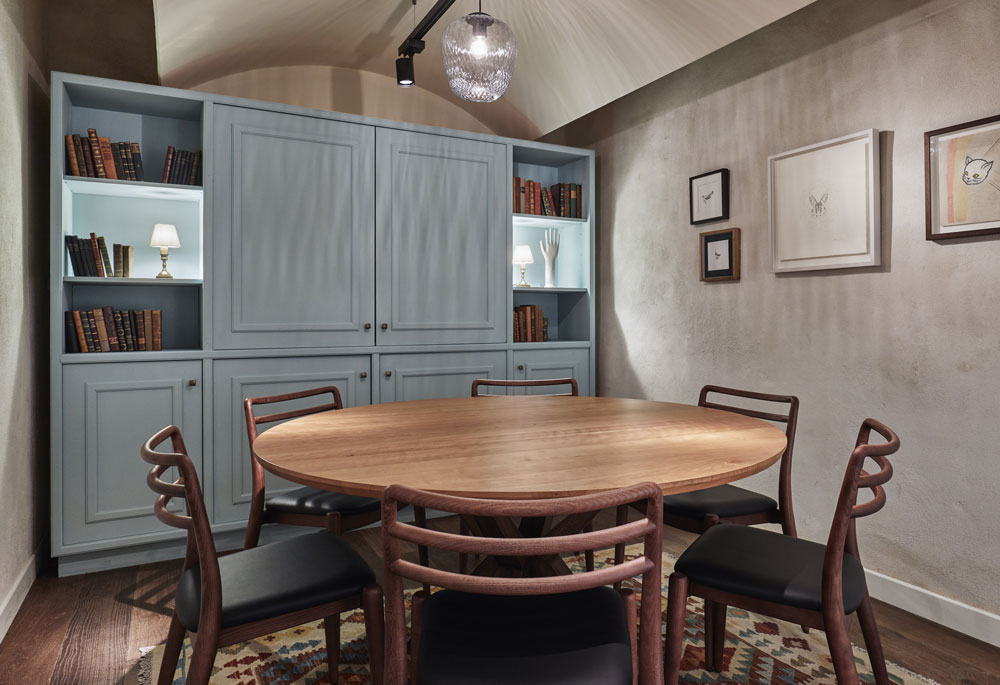 Small meeting room for four people in L'Appartement in Paris