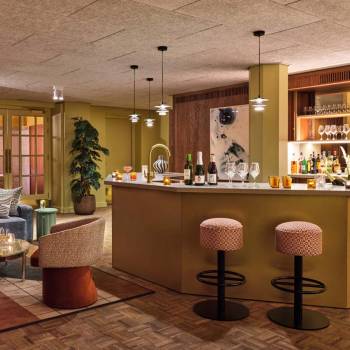 Pantry aménagé pour une soirée avec du vin au bar