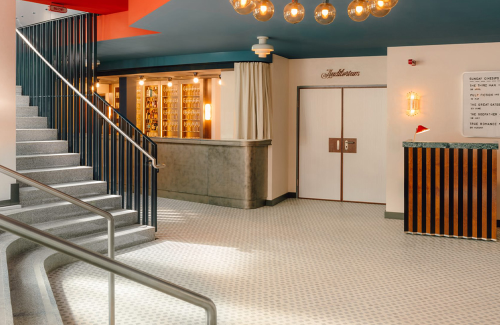 Foyer of the auditorium and the foyer bar on the side of the entrance.
